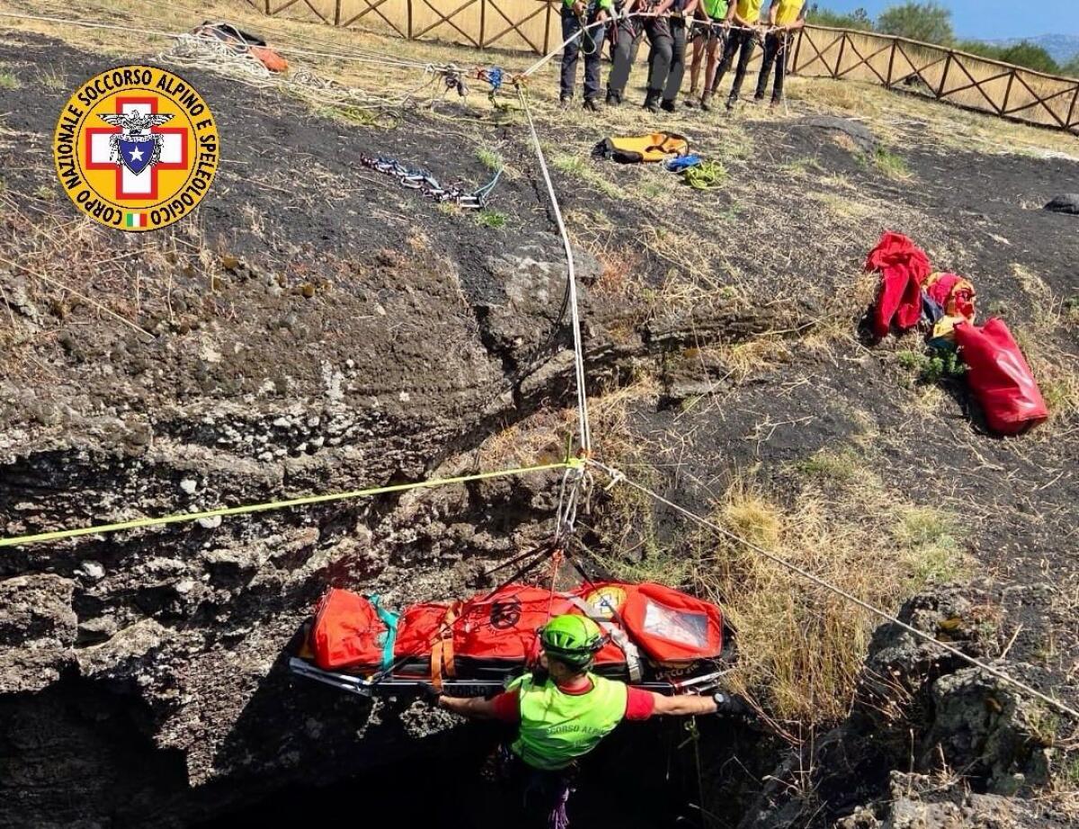 Etna, ragazza e cane cadono in una grotta lavica: salvati dal Soccorso Alpino - 