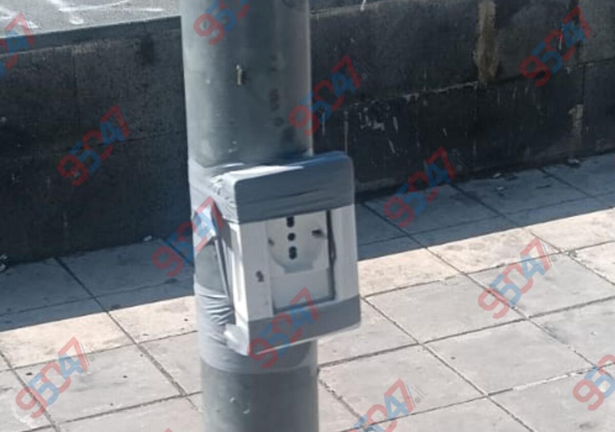 Paternò, presa elettrica fai-da-te sul palo della luce: tra ironia e pericolo - 