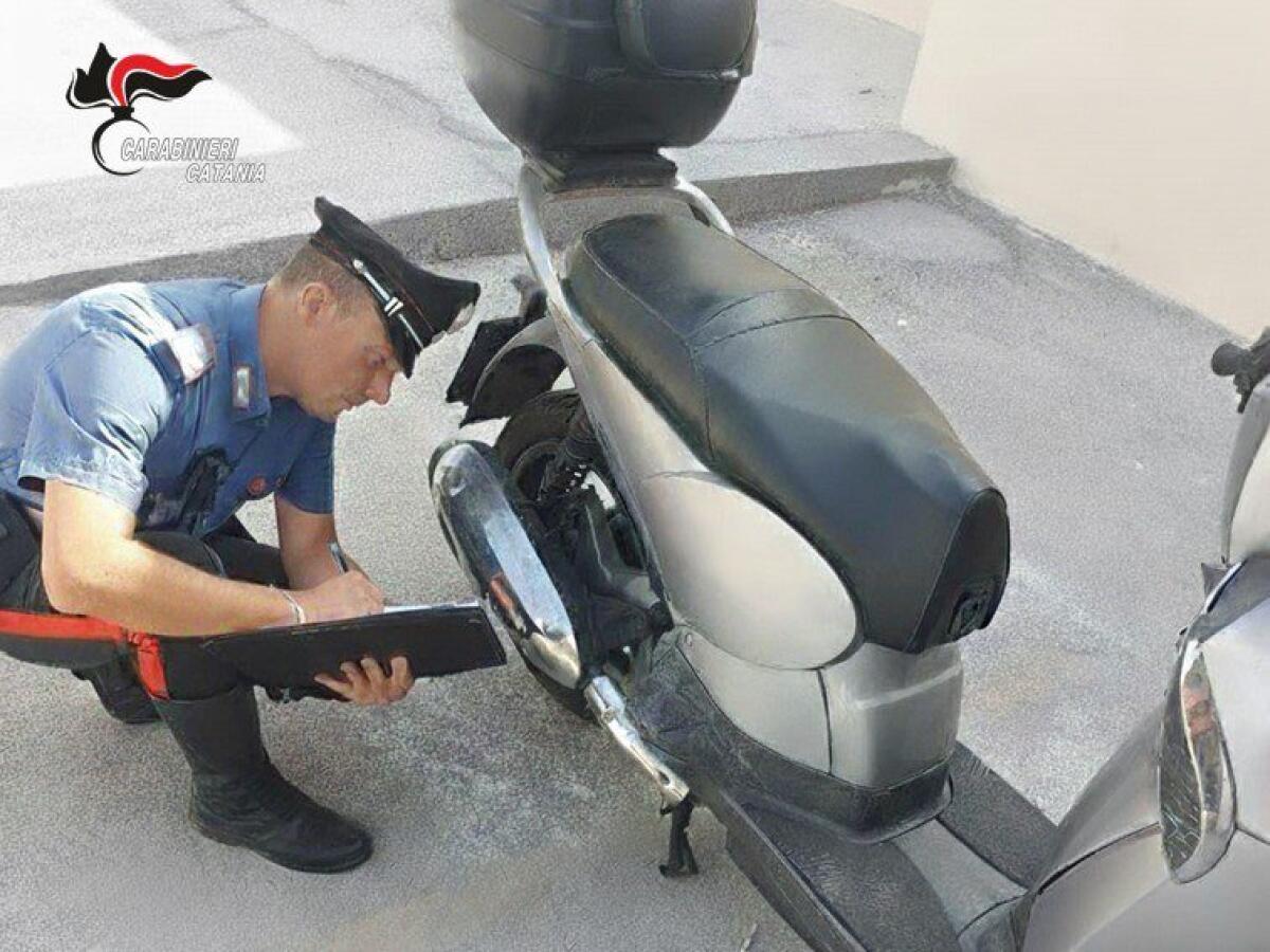 PATERNO’. A BORDO DI UNO SCOOTER RUBATO “MASCHERATO” CON LA TARGA DI UN ALTRO MOTORINO: DENUNCIATO 22ENNE - 