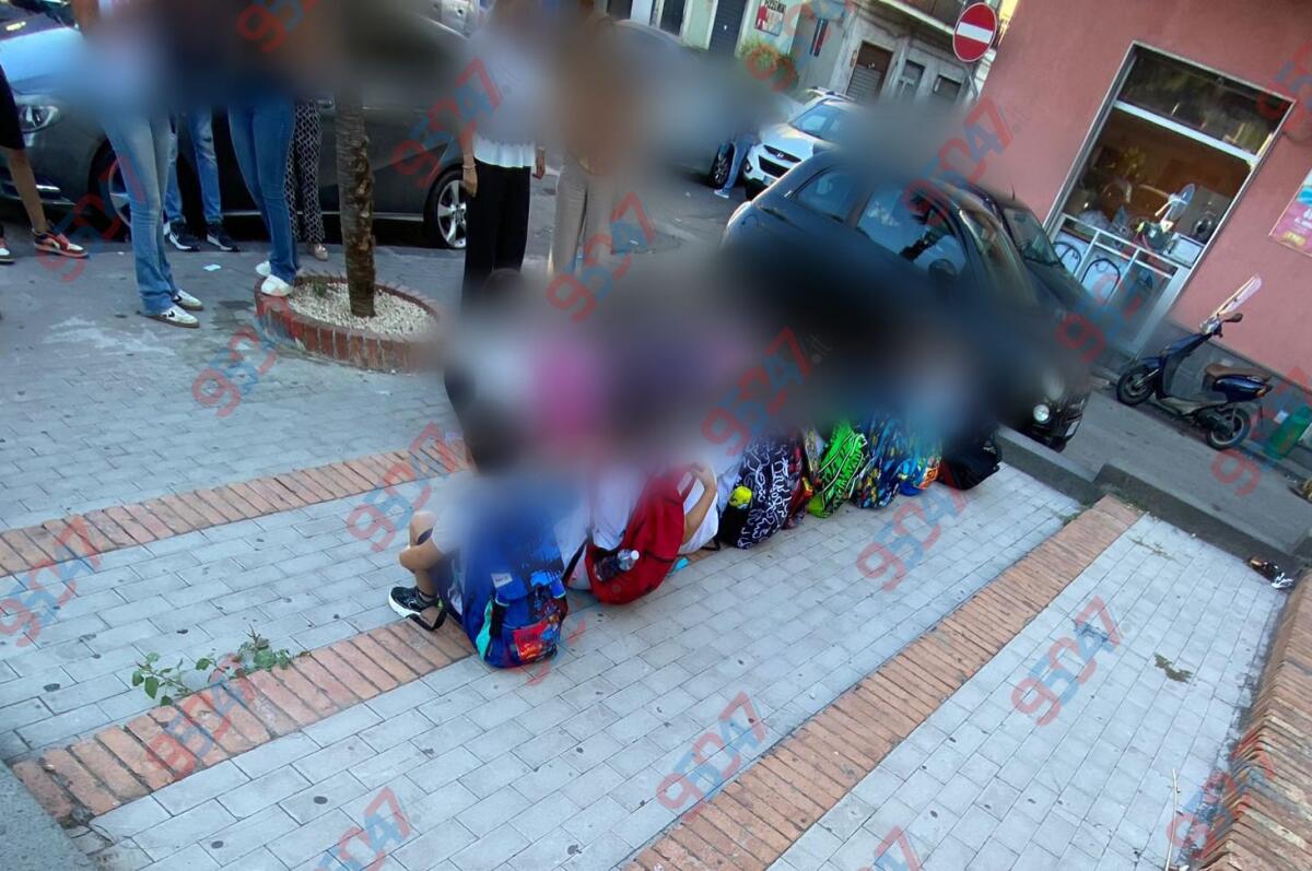 PATERNO’. Scuola tra i disagi: bambini della “A. Moro” seduti nei gradini della Parrocchia - 