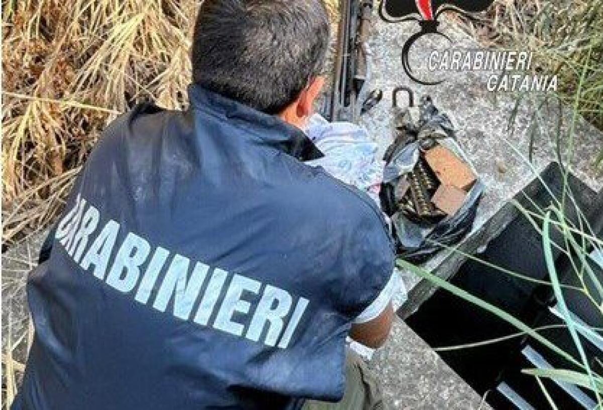Catania, fucile mitragliatore e 97 cartucce nascosti in un tombino a Librino: sequestro dei Carabinieri - 