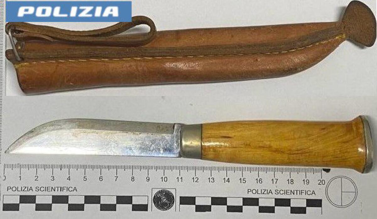 Paternò, rapina in macelleria: 38enne armato minaccia anche bambini, eroe poliziotto fuori servizio in fila lo blocca e lo fa arrestare - 