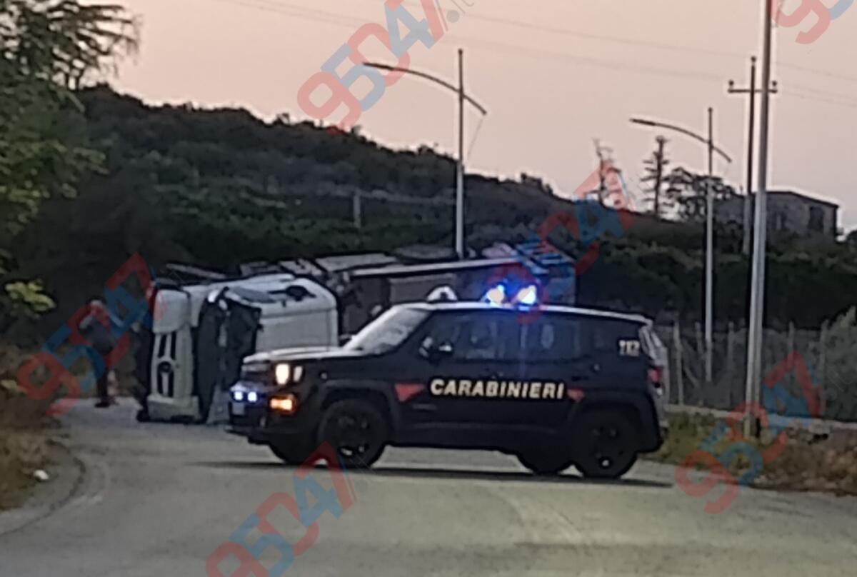 PATERNÒ, GRAVE INCIDENTE MEZZO SI RIBALTA, FERITO CONDUCENTE - 