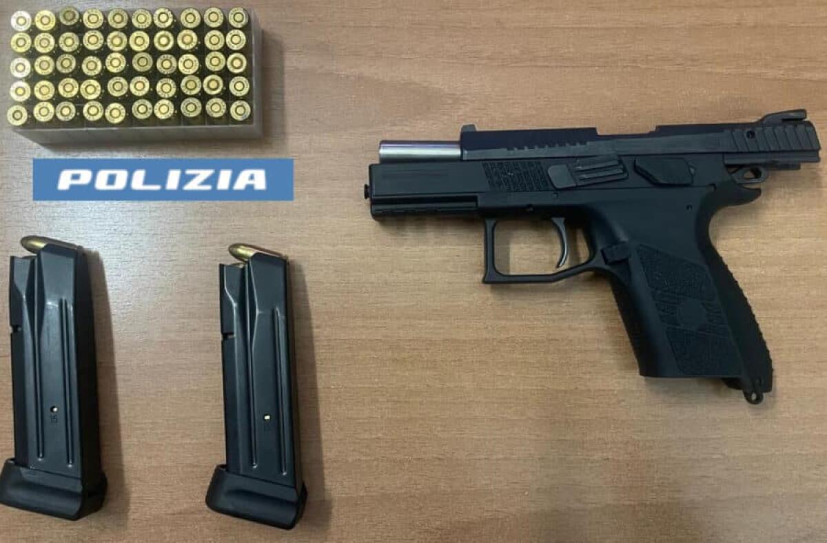 Catania, 61enne arrestato: in scooter con pistola carica nella cintura e oltre 80 munizioni - 