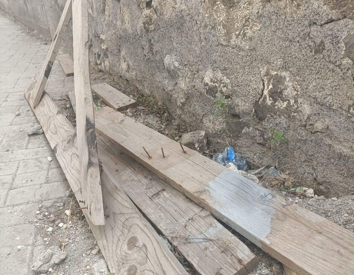 PATERNO'. Appello dei cittadini: ripulire e mettere in sicurezza la strada percorsa ogni giorno dagli studenti - 