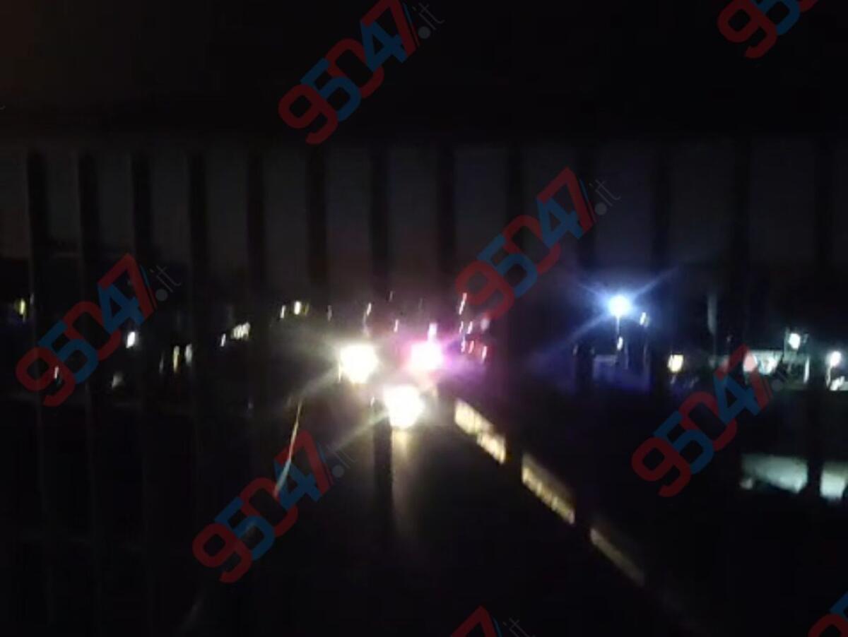 SS 121, incidente nella notte: più mezzi coinvolti e strada chiusa con deviazioni - 