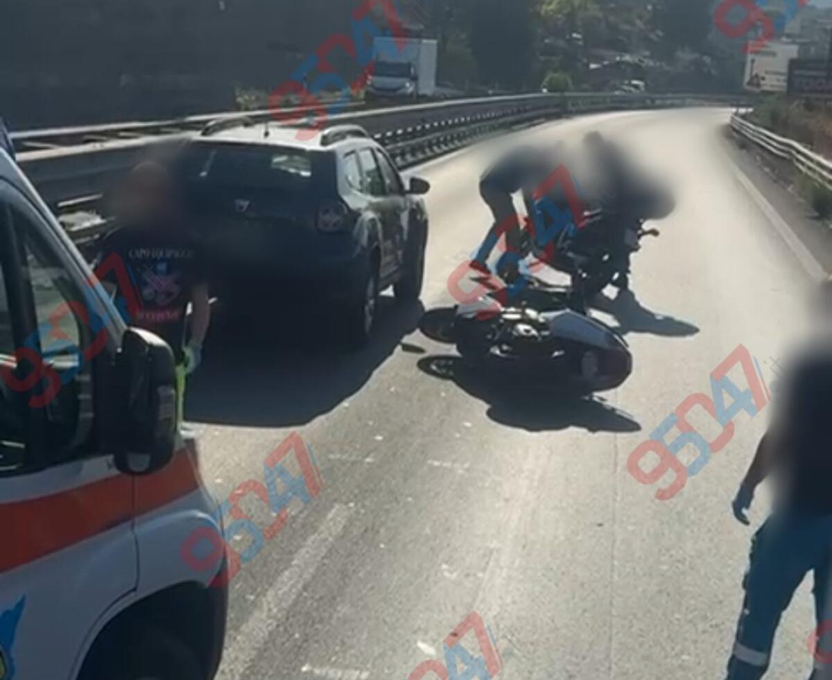 Misterbianco, incidente sulla Ss 121: due mezzi a due ruote coinvolti, traffico in tilt - 