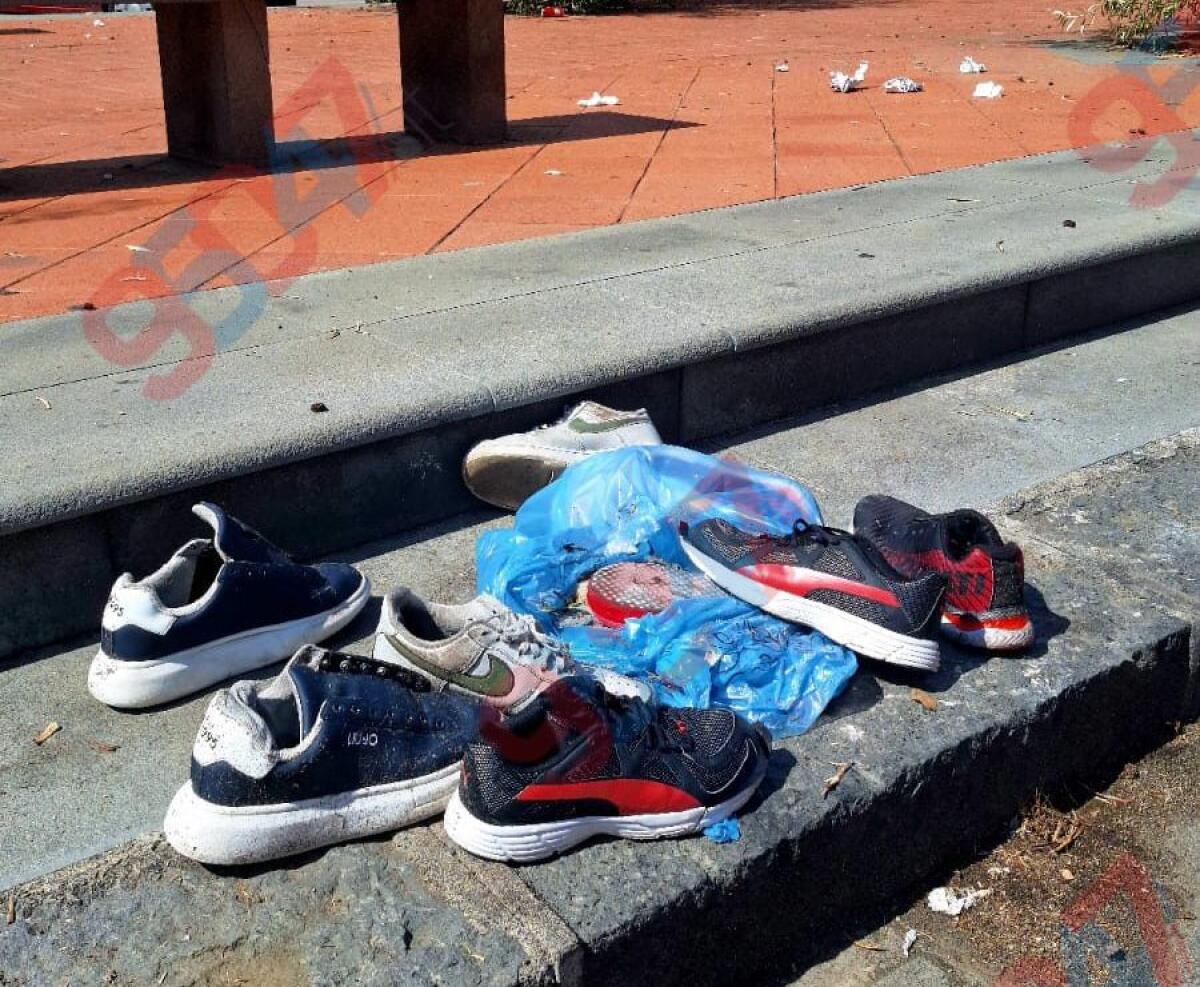 Segnalazione dei lettori – Paternò, Largo della Zagara invaso dai rifiuti: sacco di scarpe vecchie abbandonato in piazza - 