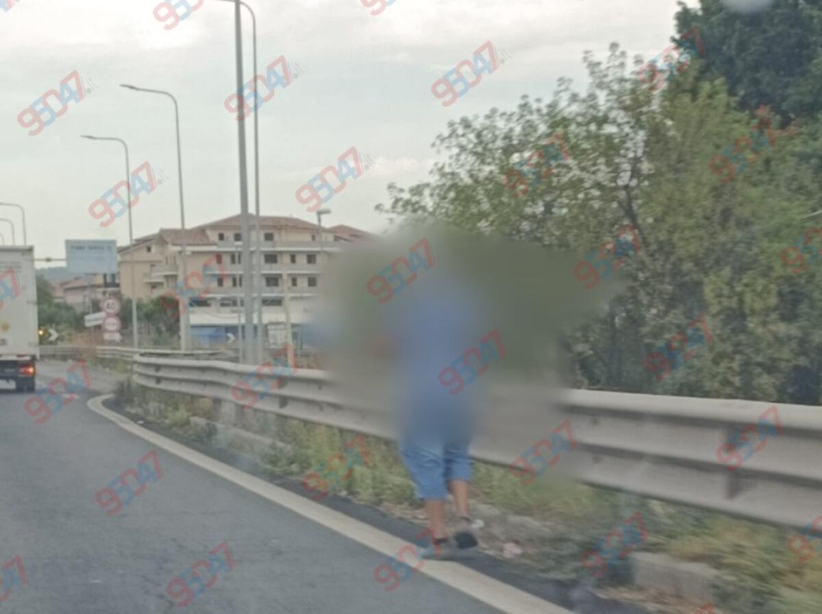 PAURA SULLA SS121: UOMO A PIEDI NEI PRESSI DELLO SVINCOLO DI PIANO TAVOLA, IN DIREZIONE PATERNÒ - 