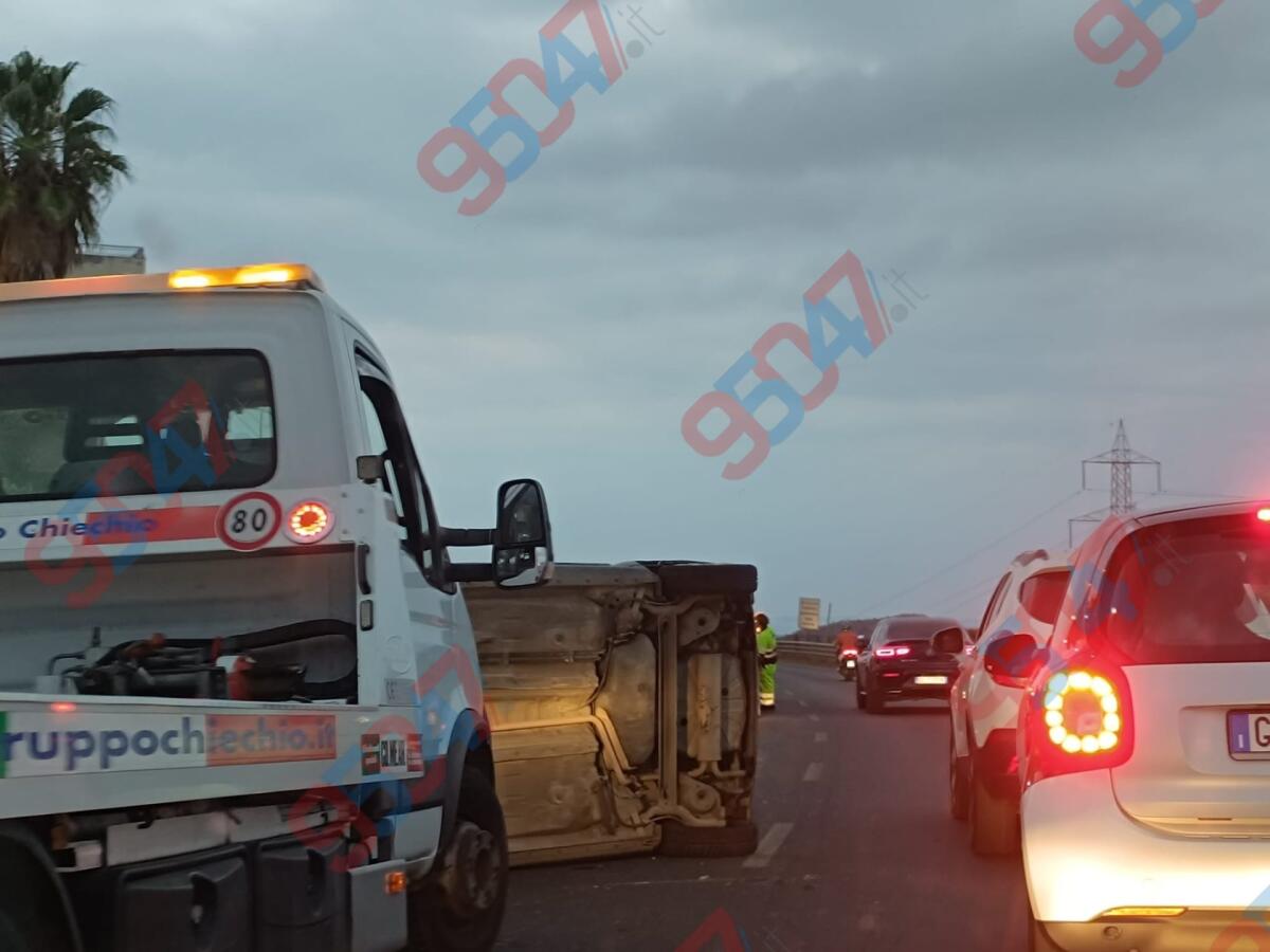 Ennesimo incidente sulla SS121: auto si ribalta, traffico in tilt - 