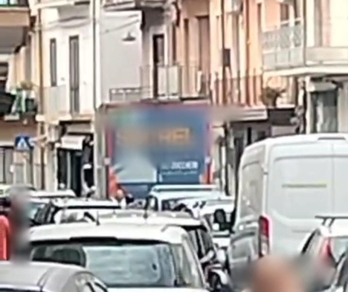 Paternò, camion bloccato in Via Circumvallazione: traffico paralizzato da oltre 20 minuti - 