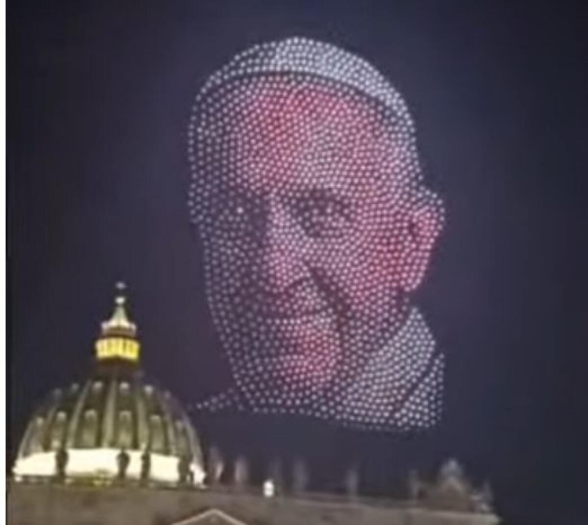 San Pietro, spettacolo di droni: il cielo si accende con il volto di Papa Francesco per il Giubileo 2025 - 