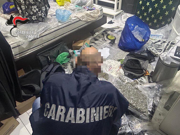 Maxi-sequestro a Catania: oltre 12 kg di droga nascosti in un monolocale, colpo da 200 mila euro alla criminalità