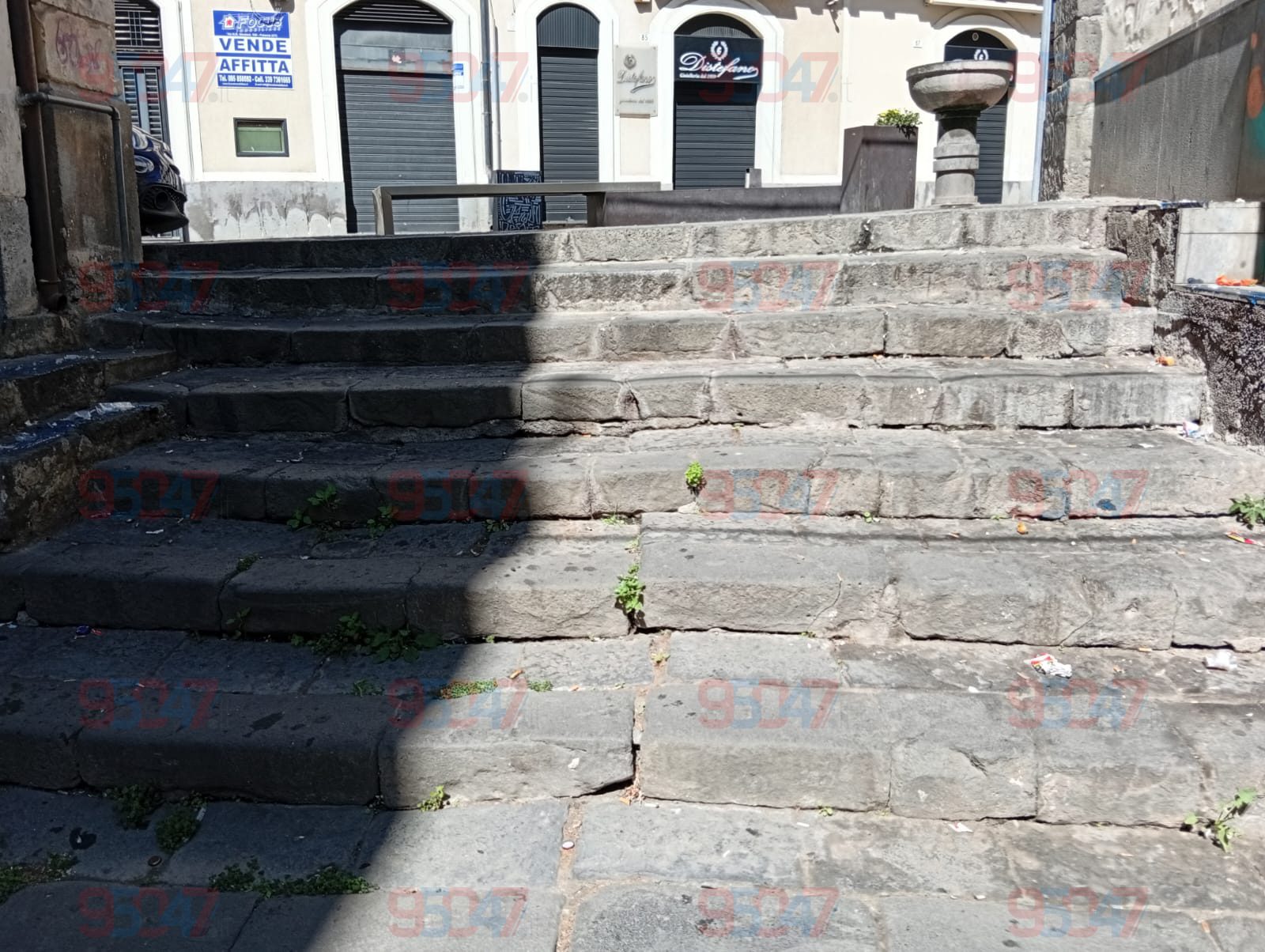 Paternò, gradini imbrattati di blu: ipotesi deterrente contro chi si siede nel centro storico