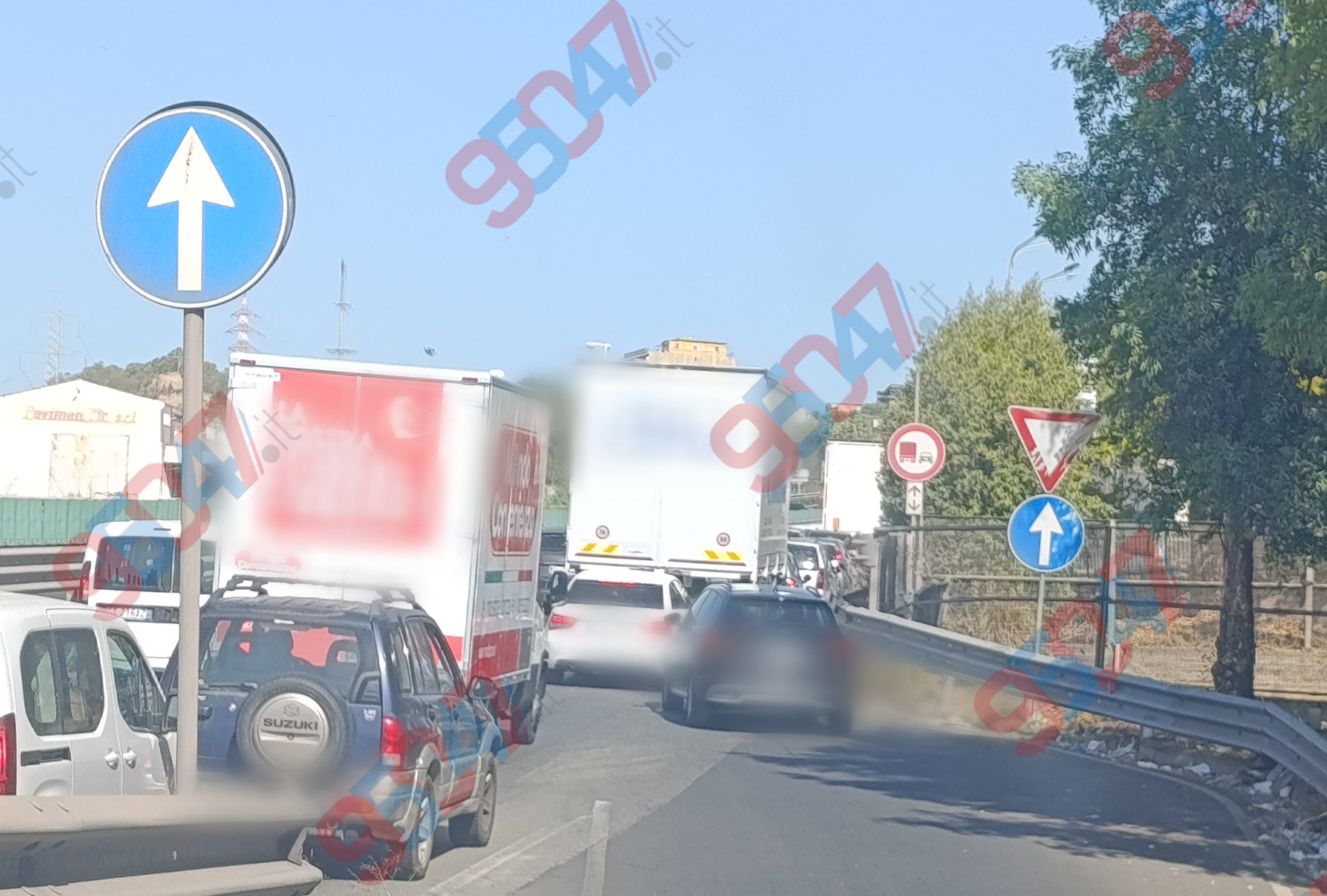 Avaria a un camion dei rifiuti sulla SS121: traffico in tilt in direzione Paternò