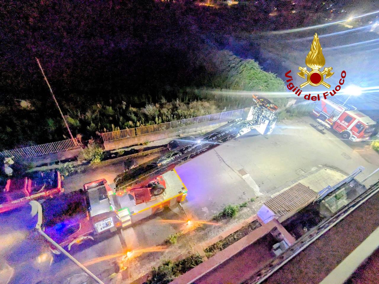 Giarre, anziana con femori fratturati soccorsa con l’autoscala dai Vigili del Fuoco