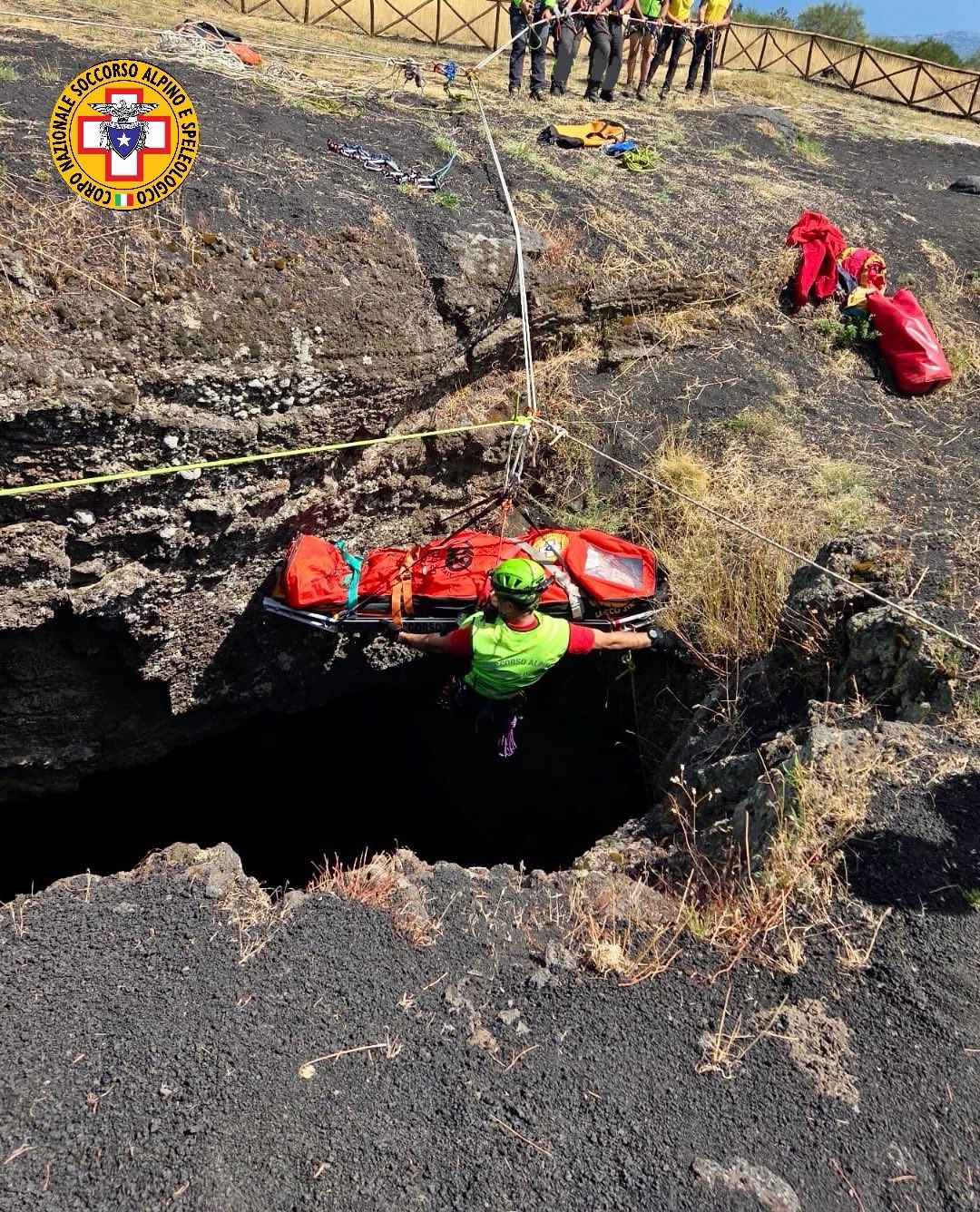 Etna, ragazza e cane cadono in una grotta lavica: salvati dal Soccorso Alpino