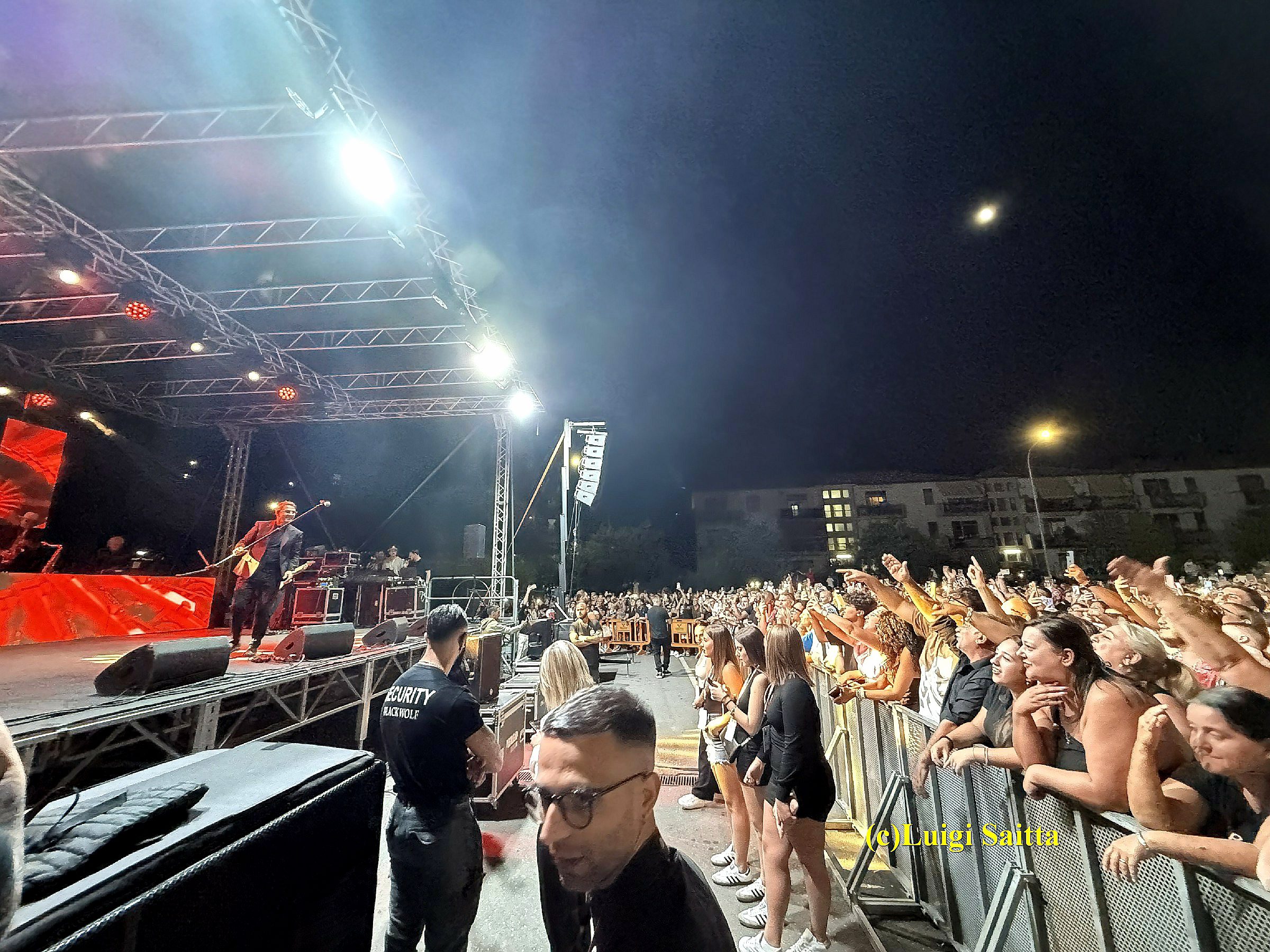 Gianni Celeste infiamma il pubblico di Bronte: festa grande al “M’Arricriu Music Fest”