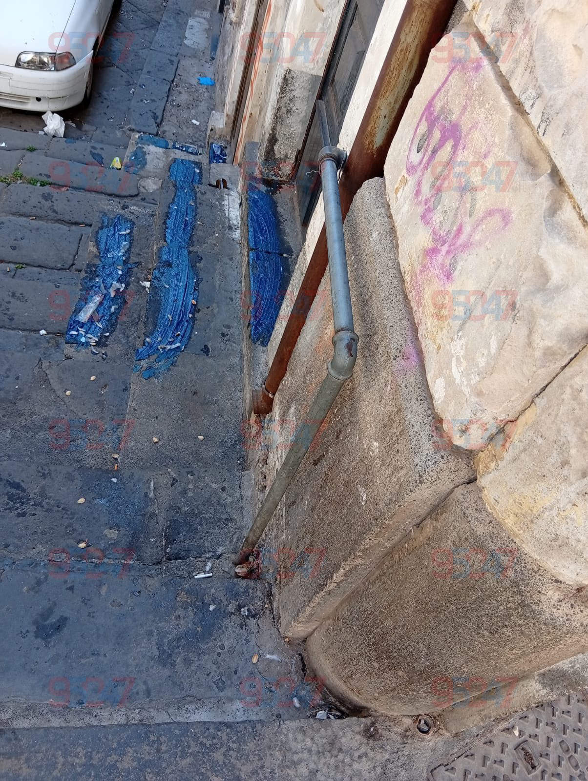 Paternò, gradini imbrattati di blu: ipotesi deterrente contro chi si siede nel centro storico