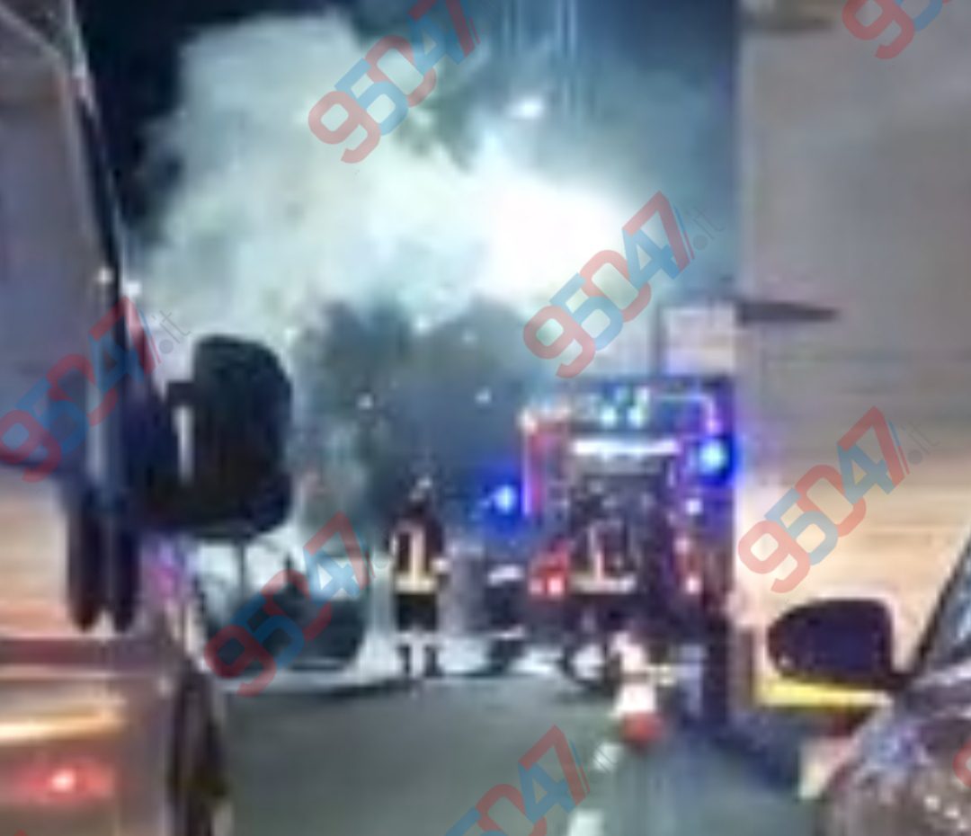 Catania, grave incidente all’alba sulla circonvallazione: auto contro il guard-rail e prende fuoco. Le foto