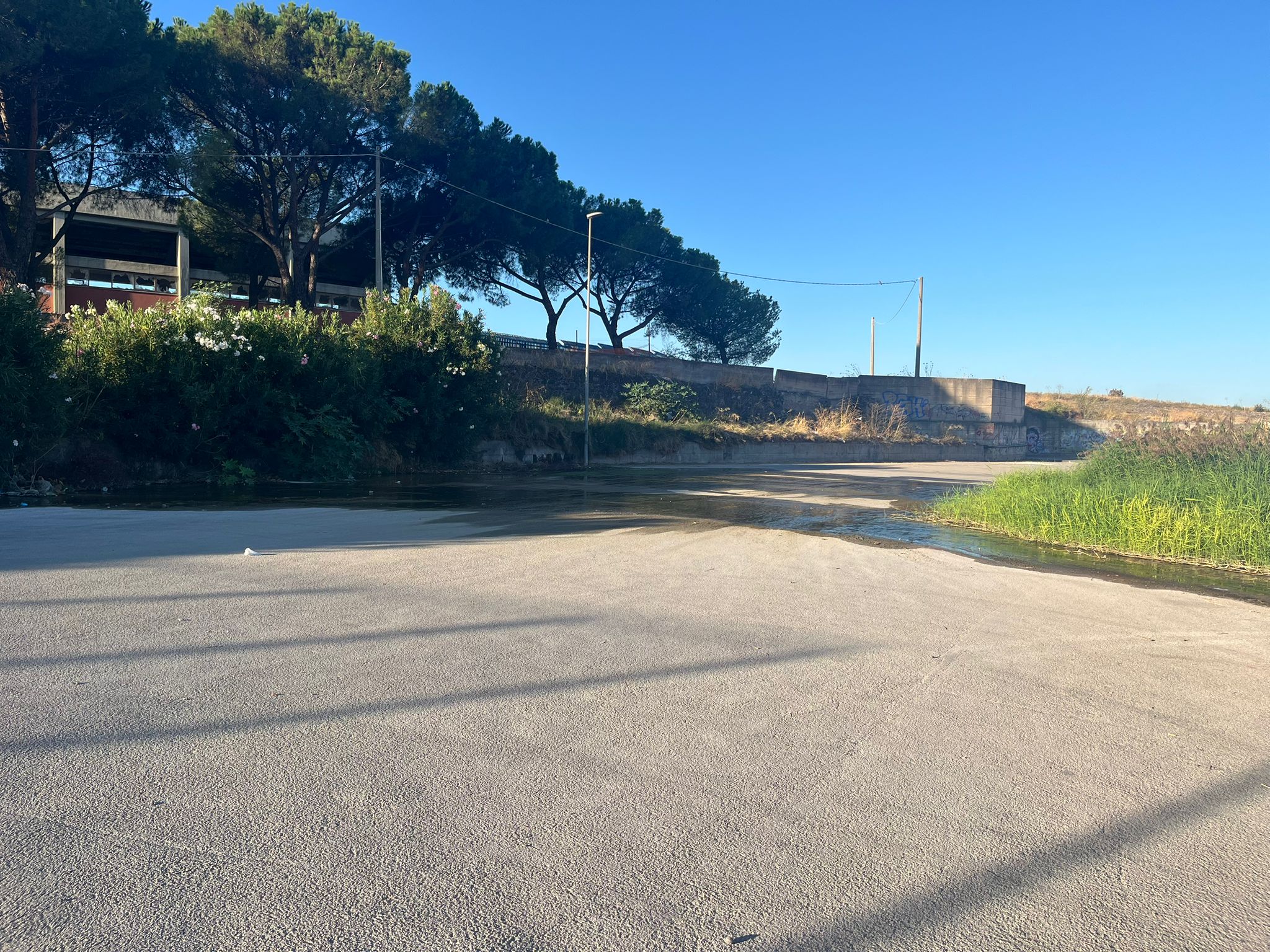 Paternò, acqua che scorre da mesi alle Salinelle vicino al campo “Falcone Borsellino”