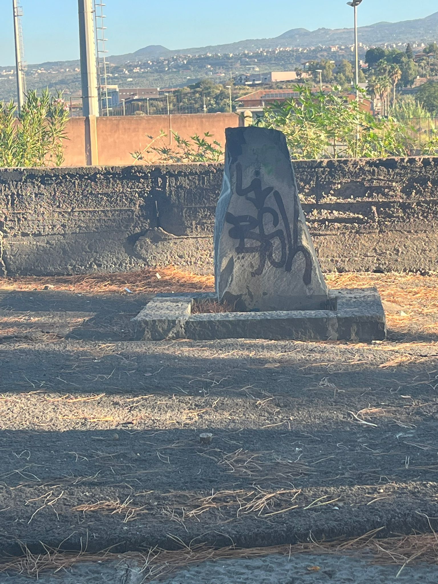 Paternò, acqua che scorre da mesi alle Salinelle vicino al campo “Falcone Borsellino”