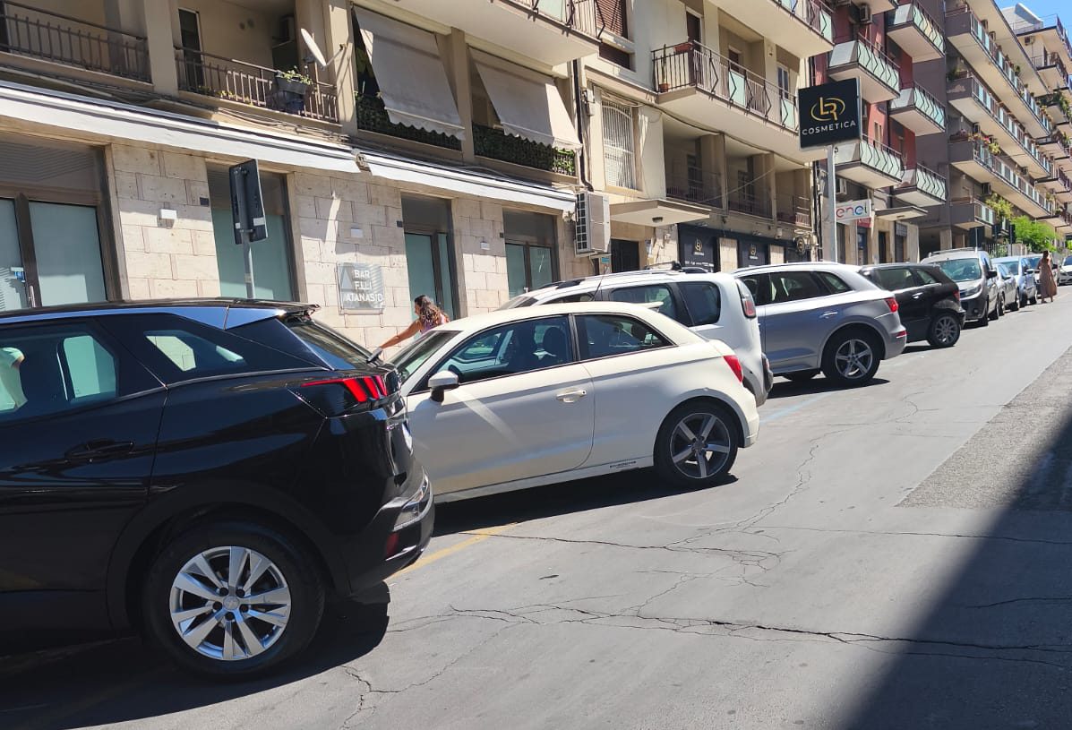 Paternò, segnalazioni sui parcheggi nelle strisce blu: “Abbonamento pagato ma impossibile sostare, controlli inesistenti”