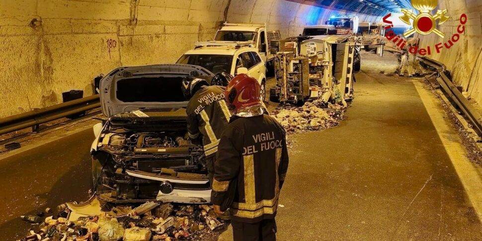 Maxi tamponamento in galleria sulla Palermo-Catania: 15 veicoli coinvolti, otto feriti, uno grave