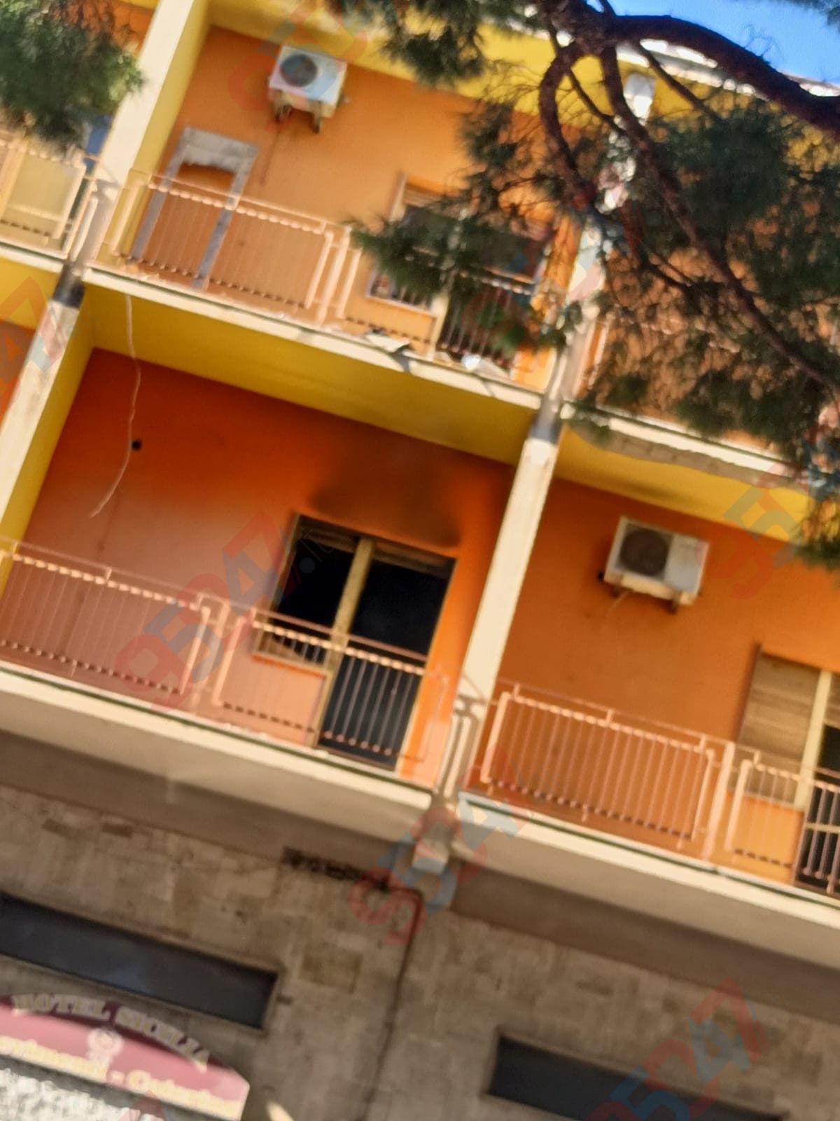 PATERNO’. SEGNALATO FUMO DALL’ALBERGO SICILIA, SEGNALAZIONE MA NESSUNA EMERGENZA.