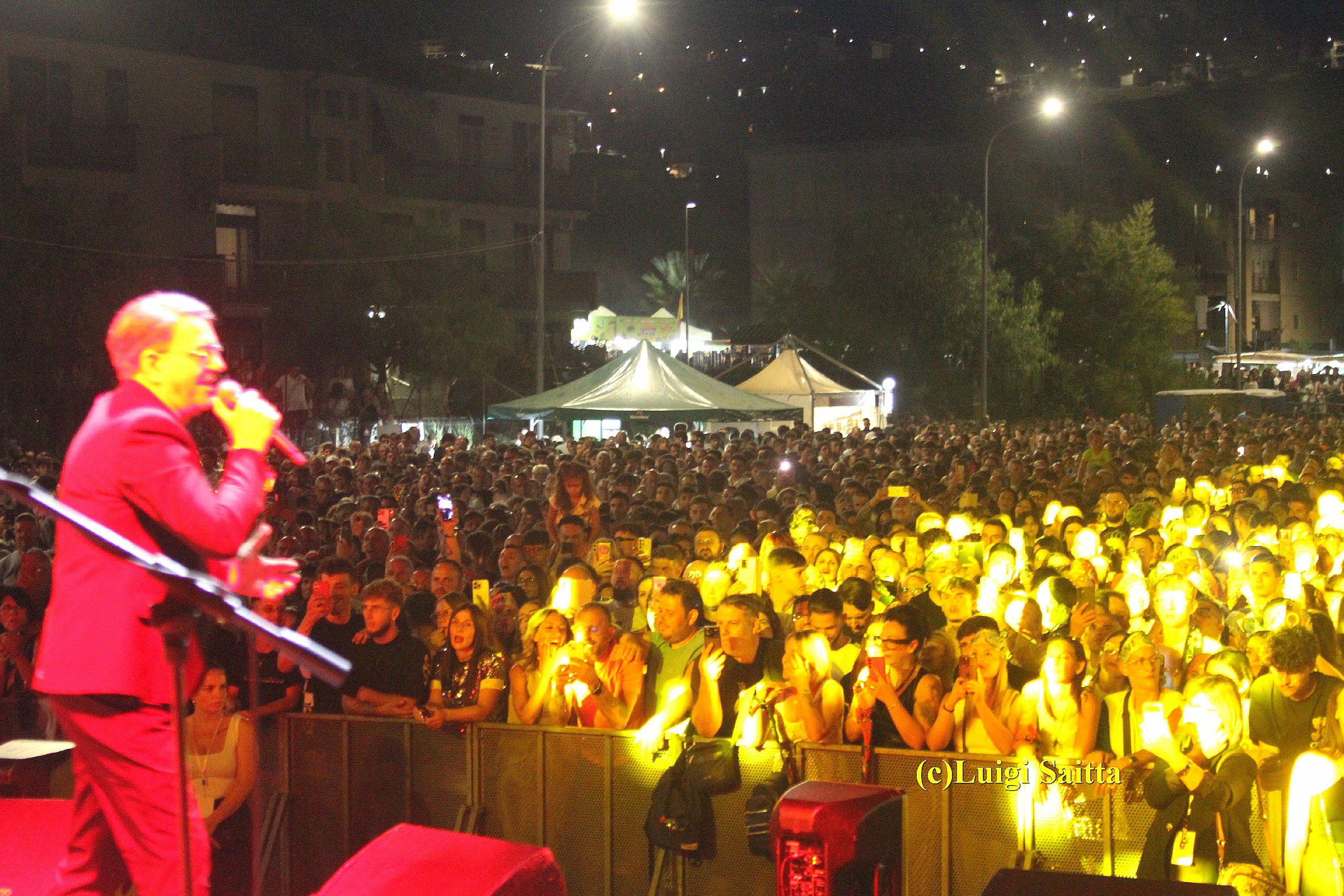 Gianni Celeste infiamma il pubblico di Bronte: festa grande al “M’Arricriu Music Fest”