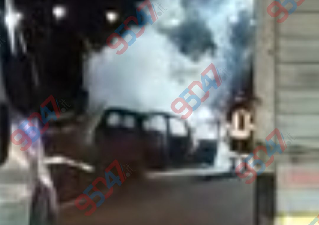 Catania, grave incidente all’alba sulla circonvallazione: auto contro il guard-rail e prende fuoco. Le foto