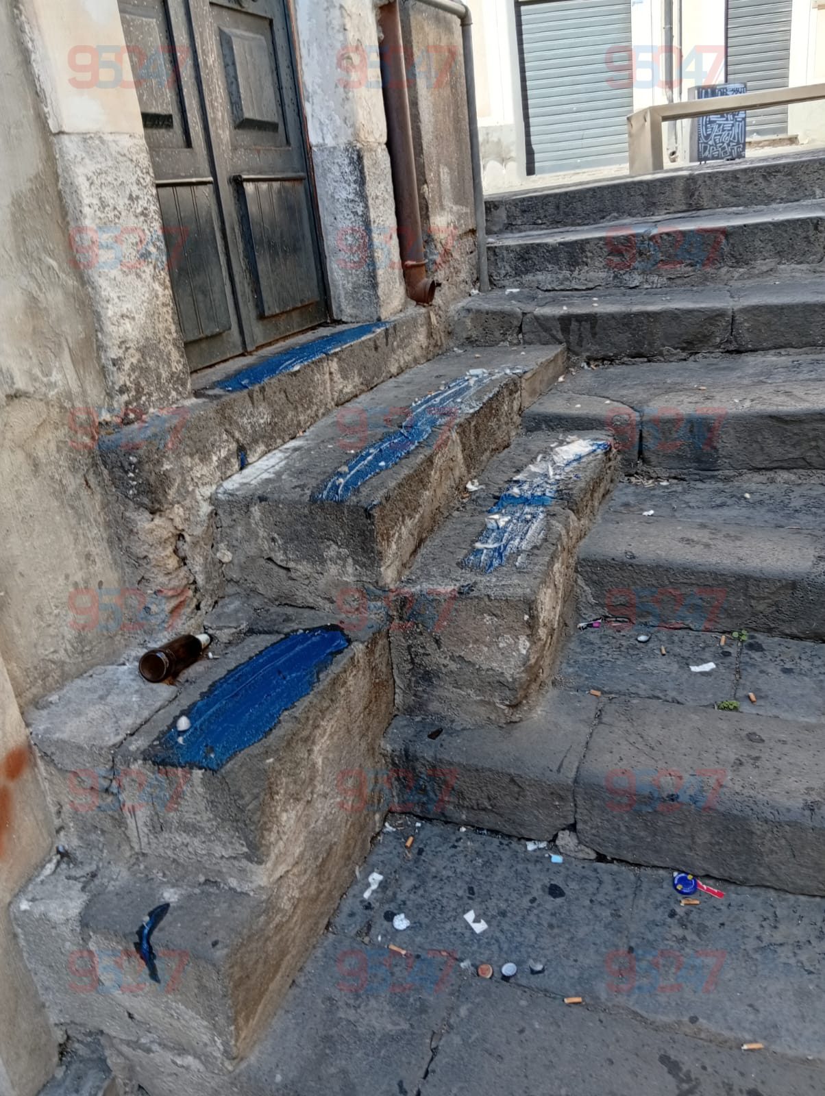 Paternò, gradini imbrattati di blu: ipotesi deterrente contro chi si siede nel centro storico