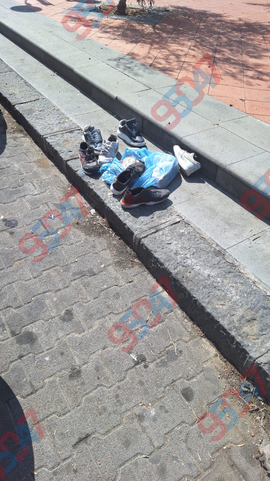 Segnalazione dei lettori – Paternò, Largo della Zagara invaso dai rifiuti: sacco di scarpe vecchie abbandonato in piazza