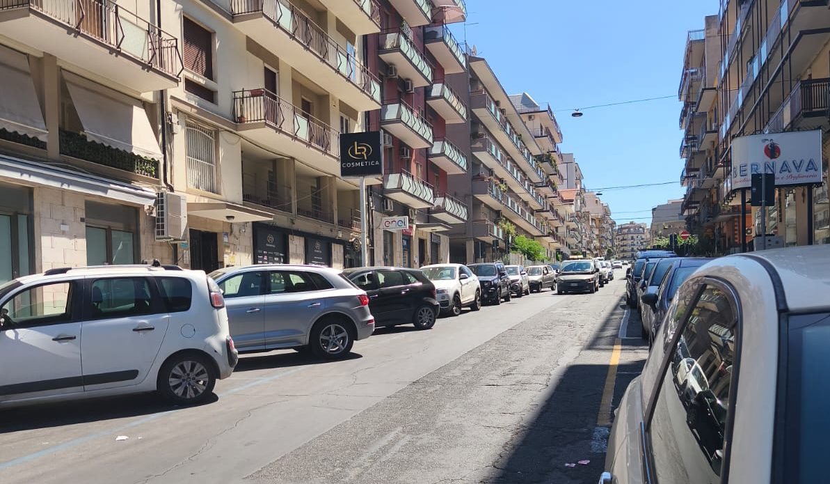 Paternò, segnalazioni sui parcheggi nelle strisce blu: “Abbonamento pagato ma impossibile sostare, controlli inesistenti”