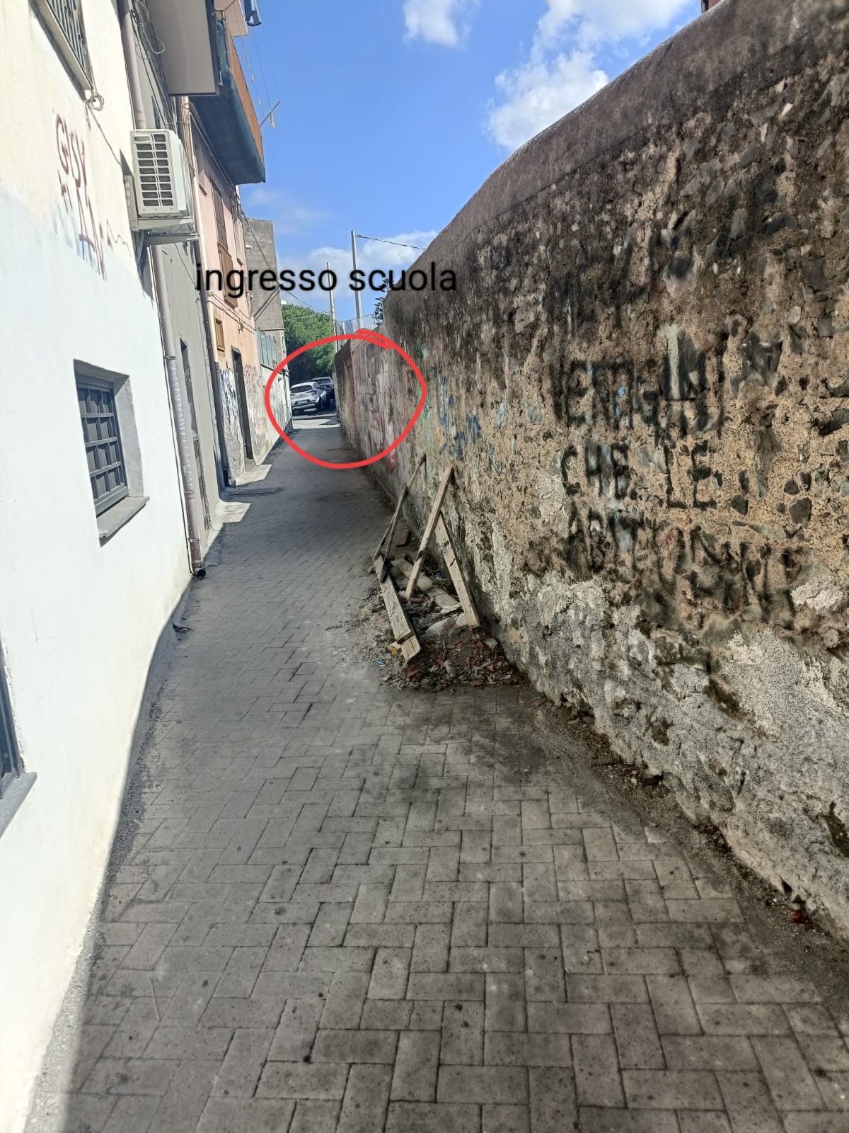 PATERNO'. Appello dei cittadini: ripulire e mettere in sicurezza la strada percorsa ogni giorno dagli studenti