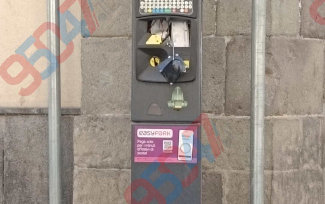 Vandali ancora in azione a Paternò: colpita una colonnina dei parcheggi in via Vittorio Emanuele