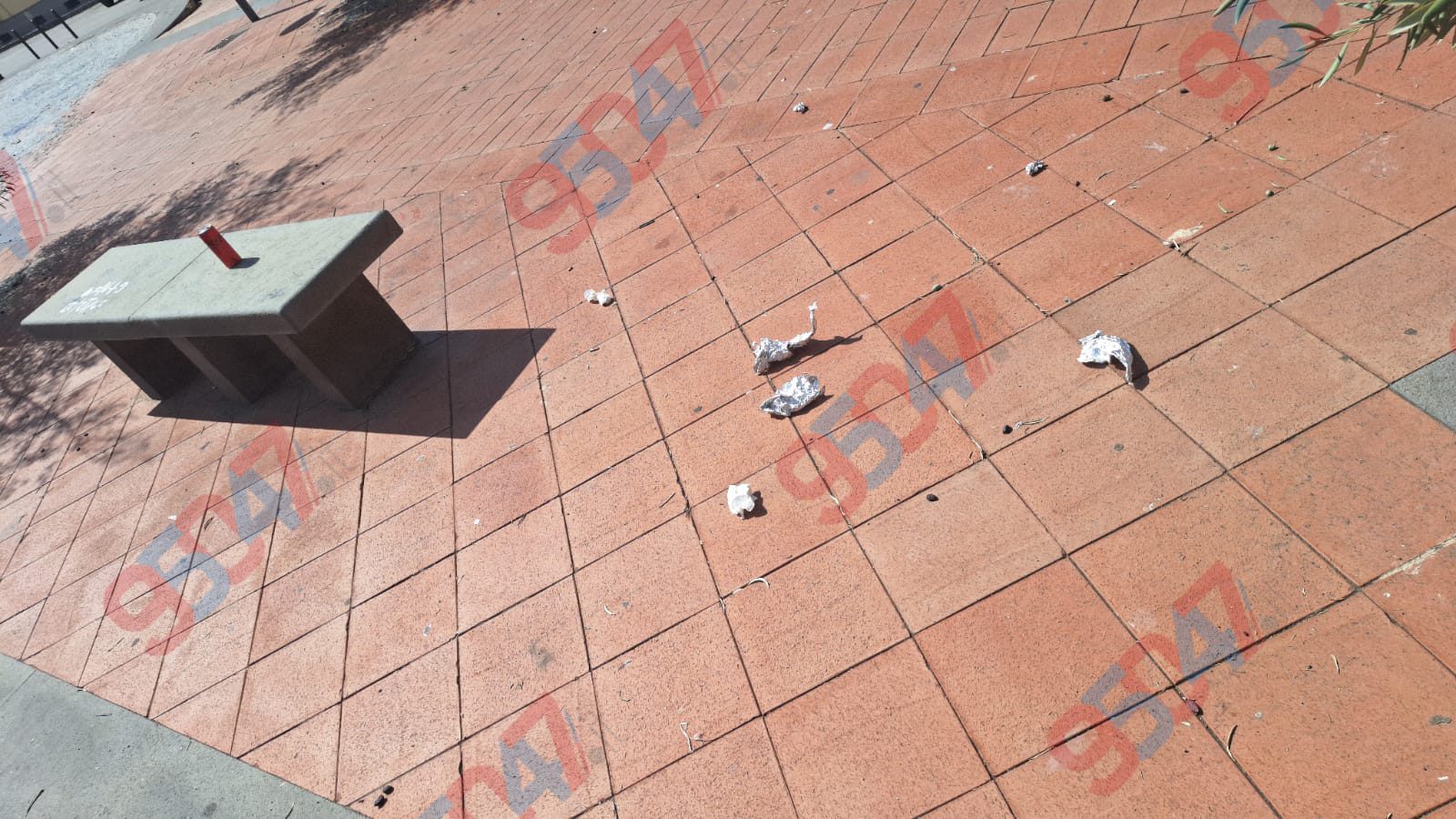 Segnalazione dei lettori – Paternò, Largo della Zagara invaso dai rifiuti: sacco di scarpe vecchie abbandonato in piazza