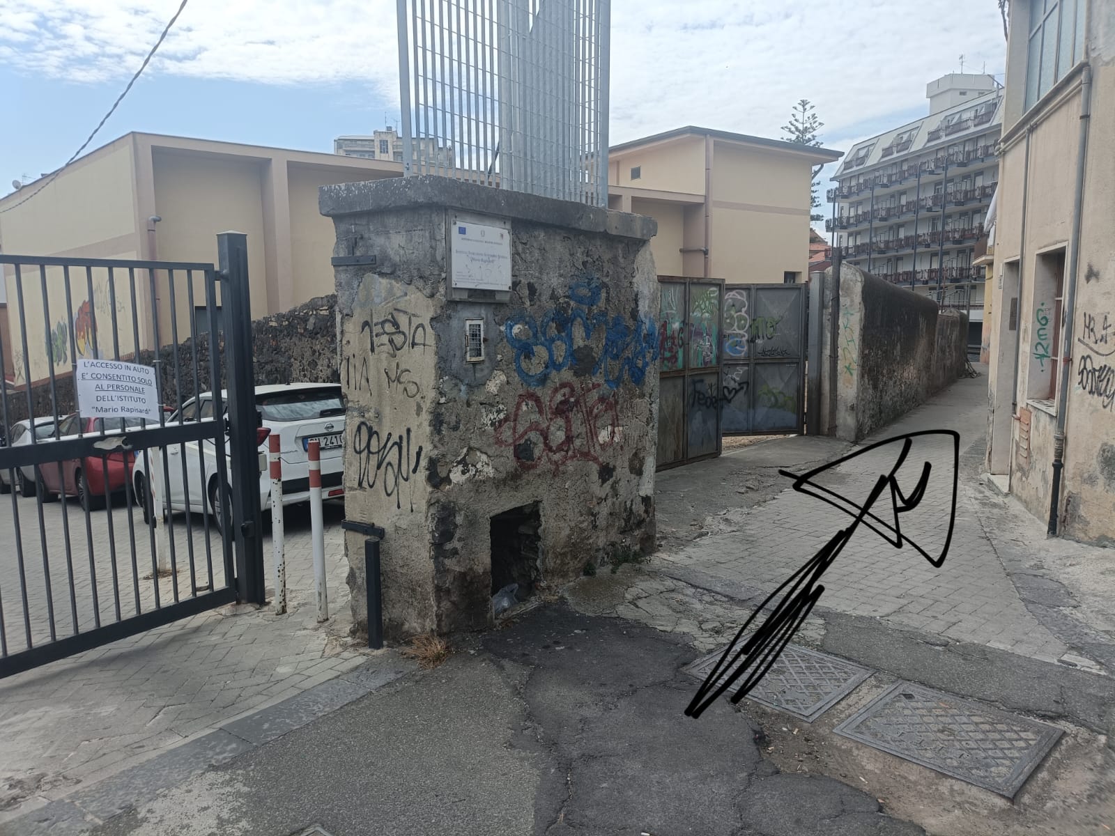 PATERNO'. Appello dei cittadini: ripulire e mettere in sicurezza la strada percorsa ogni giorno dagli studenti