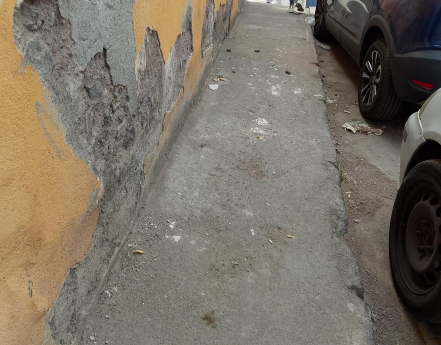 PATERNO'. Scuola via Vulcano, tra feci di animali e marciapiede rotto: la segnalazione delle mamme