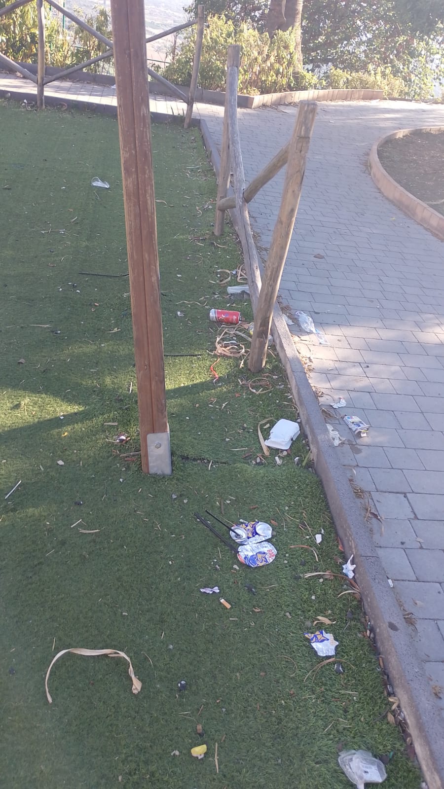 Santa Maria di Licodia, spazzatura nella villa comunale: la denuncia di una residente