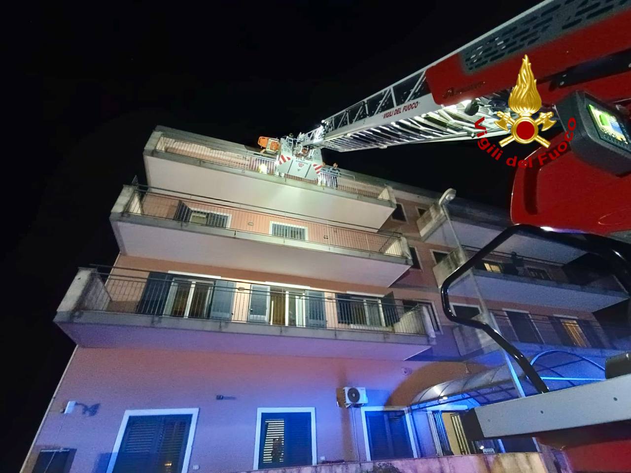 Giarre, anziana con femori fratturati soccorsa con l’autoscala dai Vigili del Fuoco