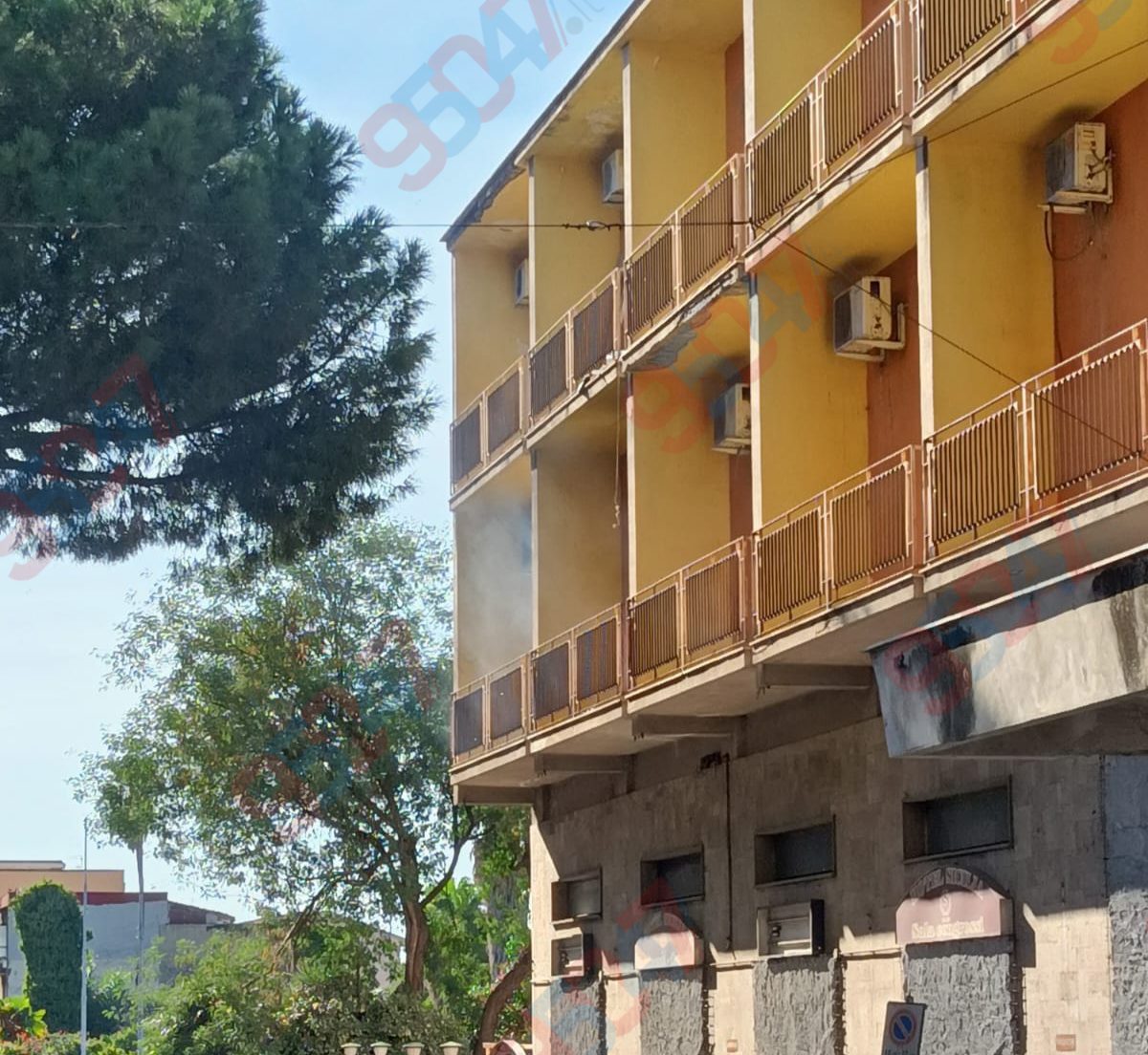 PATERNO’. SEGNALATO FUMO DALL’ALBERGO SICILIA, SEGNALAZIONE MA NESSUNA EMERGENZA.