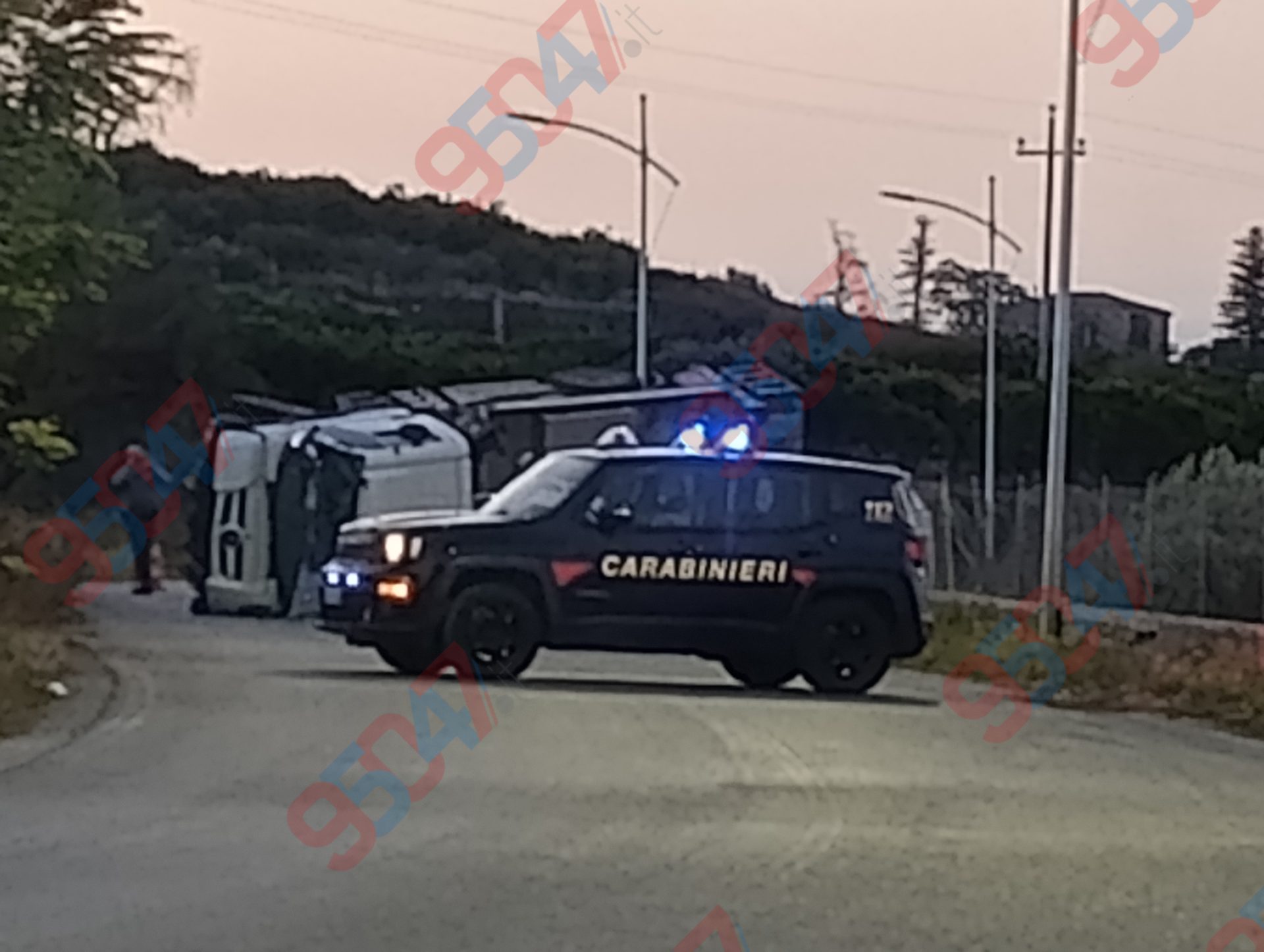 PATERNÒ, GRAVE INCIDENTE MEZZO SI RIBALTA, FERITO CONDUCENTE