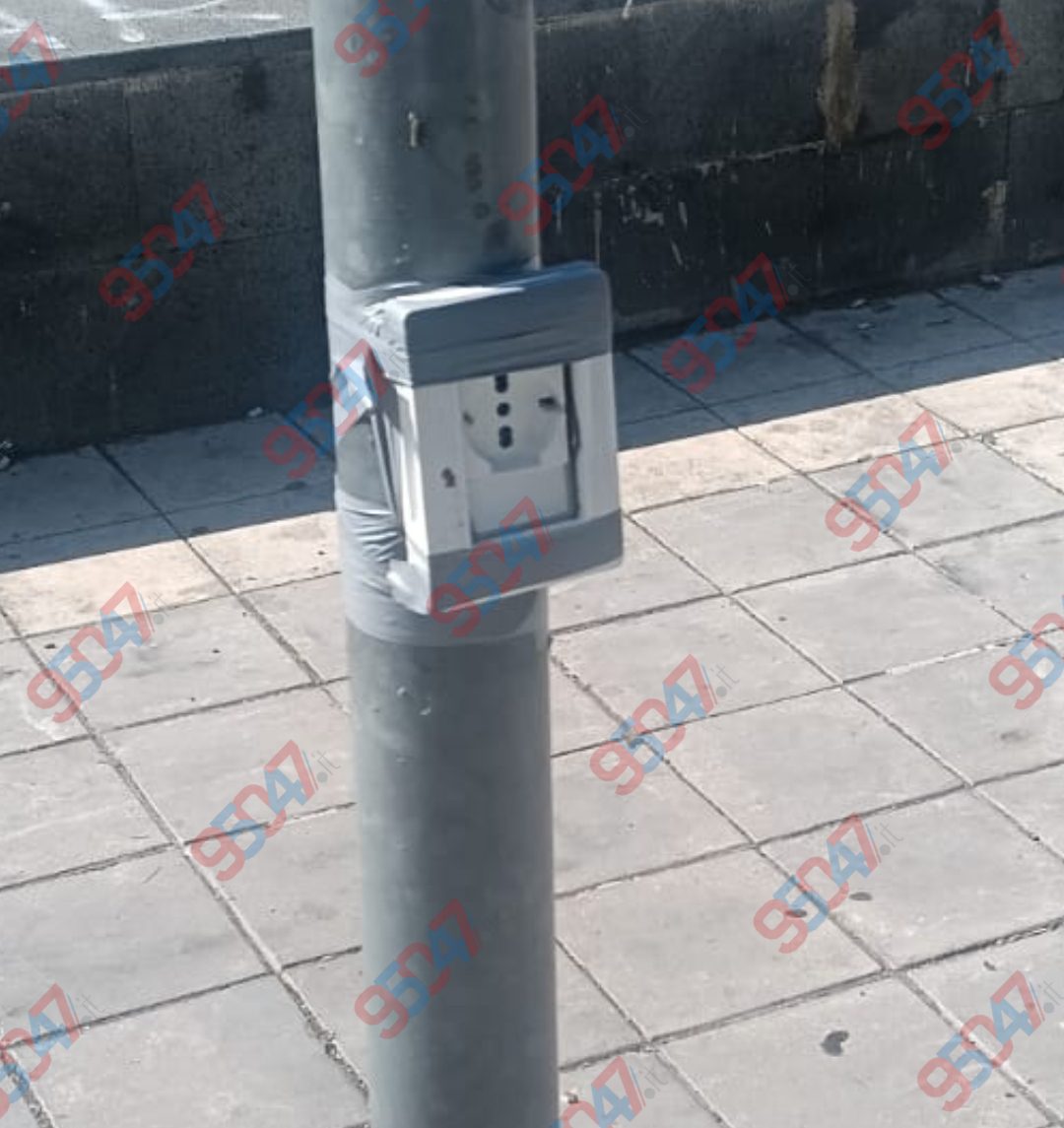 Paternò, presa elettrica fai-da-te sul palo della luce: tra ironia e pericolo