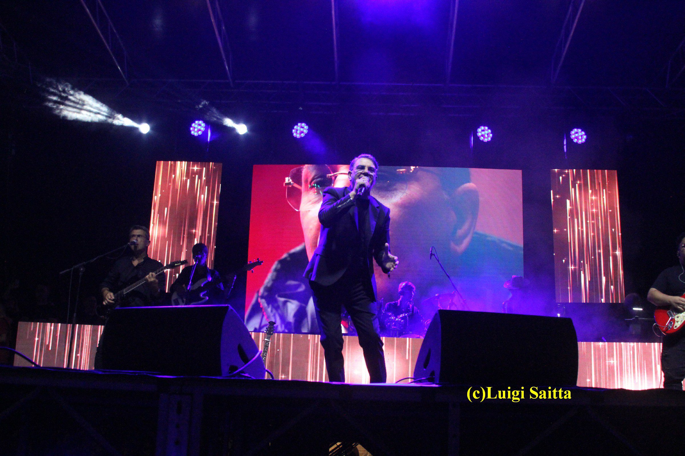 Gianni Celeste infiamma il pubblico di Bronte: festa grande al “M’Arricriu Music Fest”