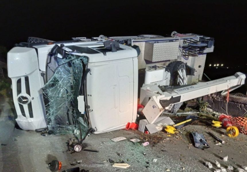 PATERNÒ, GRAVE INCIDENTE MEZZO SI RIBALTA, FERITO CONDUCENTE