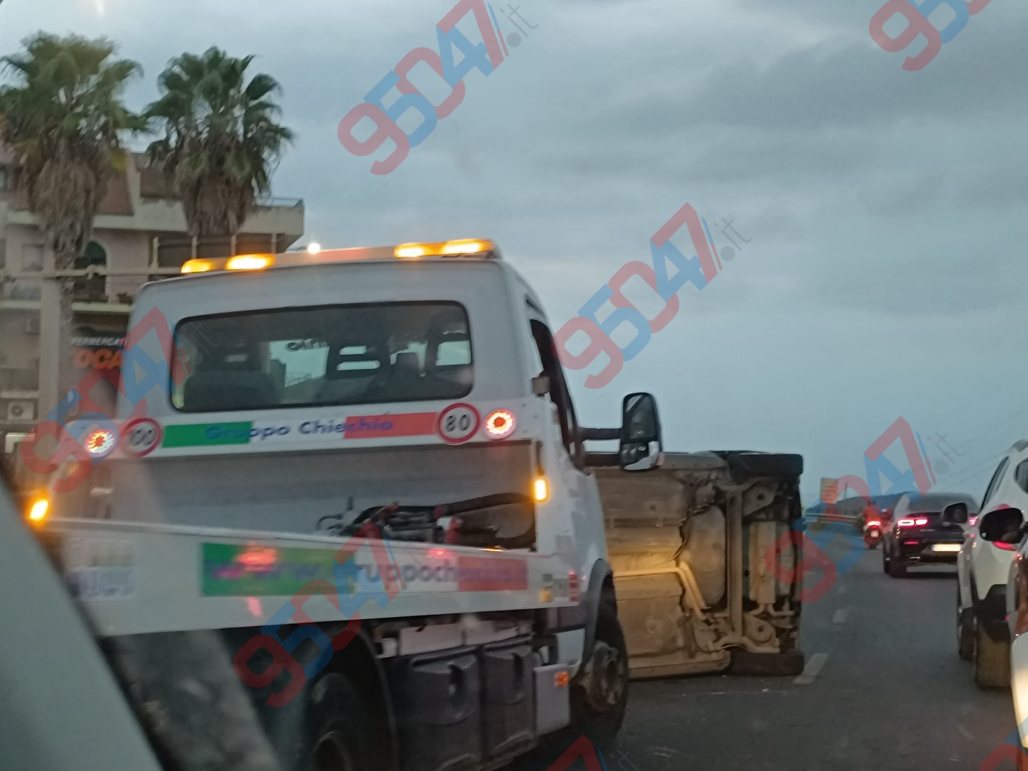 Ennesimo incidente sulla SS121: auto si ribalta, traffico in tilt