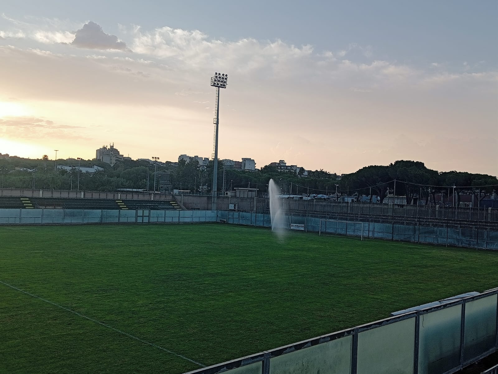 STADIO FALCONE-BORSELLINO DI PATERNÒ: LAVORI DI RIQUALIFICAZIONE COMPLETATI, MA LA PRIMA GARA DI SERIE D SI GIOCA A LENTINI