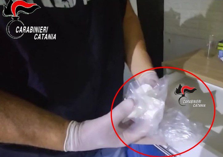 Maxi-sequestro a Catania: oltre 12 kg di droga nascosti in un monolocale, colpo da 200 mila euro alla criminalità