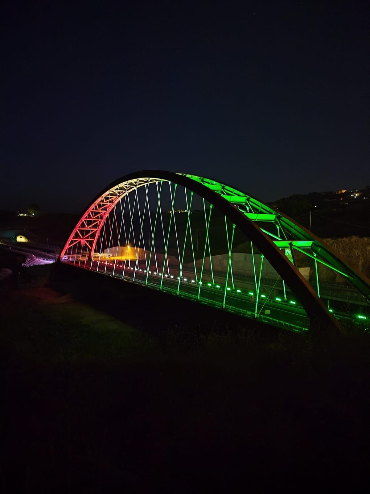 NEL RICORDO DEI GIUDICI ROSARIO LIVATINO E ANTONINO SAETTA IL PONTE SAN GIULIANO SI ‘TINGE’ DI TRICOLORE